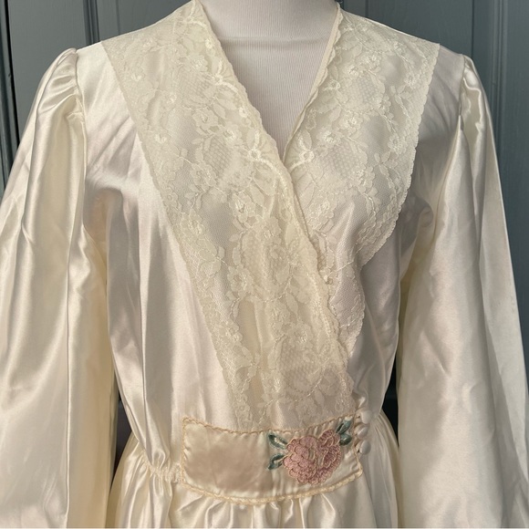 Val.Mode Vantage Lace Trim Embroidery detail ivory Long Robe. Size Medium - Picture 3 of 15